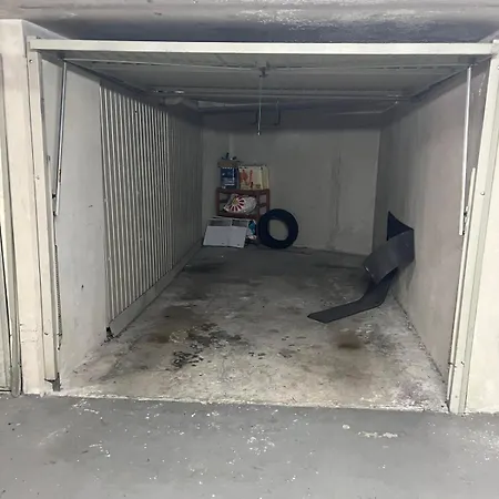 アパート Charming Two-room With Garage *